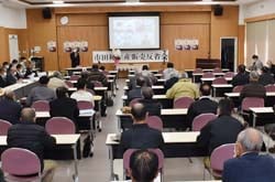 大勢の関係者が参加し行った市田柿生産販売反省会