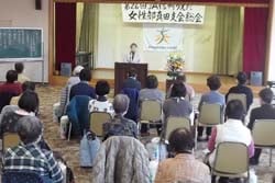 あいさつする久保支会長