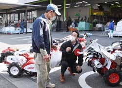 来場客に機械の特徴を説明