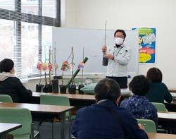 果樹栽培について講義する宮下講師