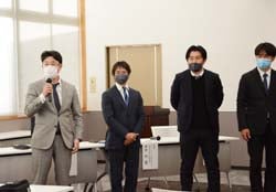 就任のあいさつをする濱新部長