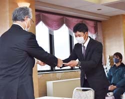 研修修了証書を授与される干川さん