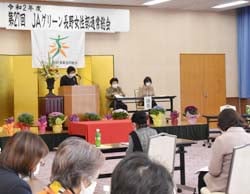 議案を説明する女性部員