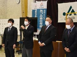 新任のあいさつをする中村部長