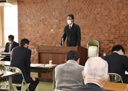 人材育成や新規就農者の確保を呼び掛ける二村支部長（中央）