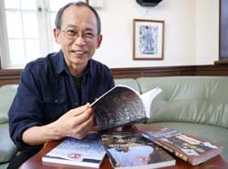 「諏訪は奇なり」を執筆する原さん 
