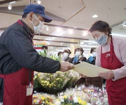 小平副部会長から表彰状を受け取る三浦さん（右）