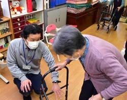 佐藤講師の説明を聞きながら歩行器を試す参加者