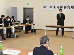 「もも産地を守るを合言葉に頑張ろう」と呼びかえる宮﨑もも部会長