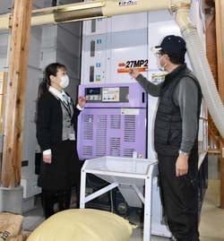 農家の相談に応じる農業融資専任担当者（左）
