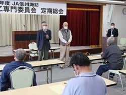 昨年の事業を振り返り、コロナの終息を願った2020年度委員長の小池健朗さんら