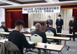 2020年度事業を振り返り、2021年度花き販売への期待を語る牛山委員長ら