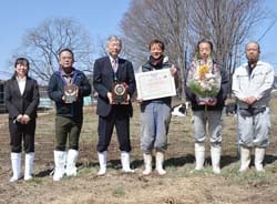 認定証書の授与を受けた五味英介さん（右から3番目）と関係者