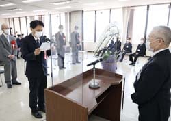 小松組合長を前に、退職のあいさつをする小林室長