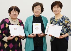 レシピ集をPRする女性部三役