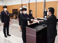 寺沢組合長から1人ひとり辞令交付を受ける新採用職員