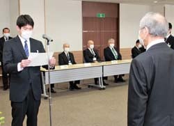 代表で決意表明する倉嶋さん