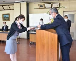 田屋組合長より辞令を受取る新採用職員