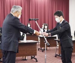 御子柴組合長から辞令を受け取る新採用職員