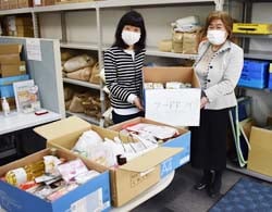 品物を贈呈する宮沢部長（右）と美谷島副理事長