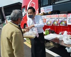赤い色が特徴の（株）グレースのキッチンカー