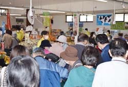 多くの人でにぎわう店内