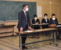 今年度の意気込みを述べる降幡常務