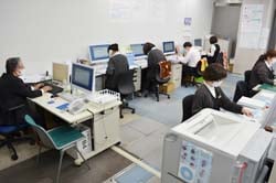 それぞれがパソコンに向かい、業務に励む職員
