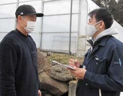 対話を通じて農家との信頼関係を深める営農指導員