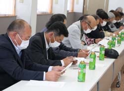 真剣な表情で資料に目を通す生産部会代表者