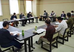 事業報告を確認する総会の様子