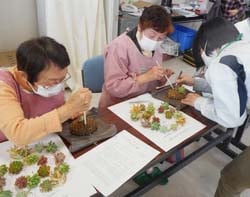 指導の下、寄せ植えに取り組む参加者
