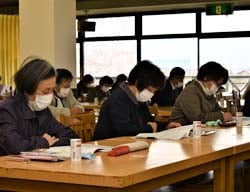 各委員会の活動計画書に目を通す