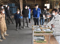 出荷品を見て荷造りのポイントを確認