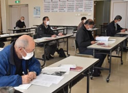 講義資料を見ながら、真剣に説明を聞く受講生(長野市篠ノ井、4月12日)