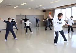 御柱祭にちなんだ曲に合わせて体を動かした新セミナー「元気体操」