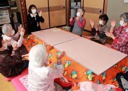 地域の高齢者の憩いの場として好評の「ほほえみ広場」