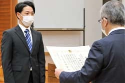 表彰される大塚さん（左）