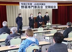 新任のあいさつで抱負を述べる篠原委員長