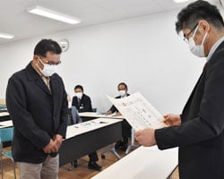 県知事賞の表彰を受ける多田さん