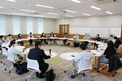 積極的に意見交換を行う参加者