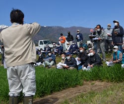 平出さん（手前）の説明を真剣に聞く参加者