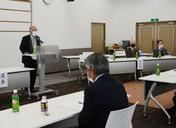 あいさつする部会長
