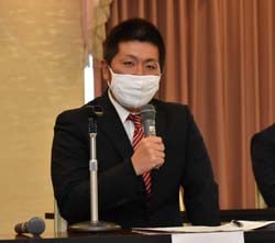 あいさつをする武舎部長