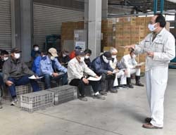松坂営農技術員が凍霜害対策について説明