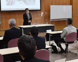 資産形成サポートプログラム役員・支所長フォーラムで挨拶に立つ寺沢組合長
