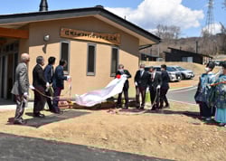 クラインガルテン交流棟の除幕式
