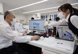 「支所だより　ちの」の最終校正を行う白鳥所長（左）と佐久担当