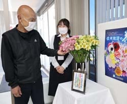 管内産アルストロメリアが飾られた茅野中央支所の特設スペース