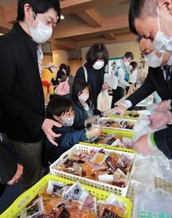 ジャムのすくい取りを楽しむ子供ら